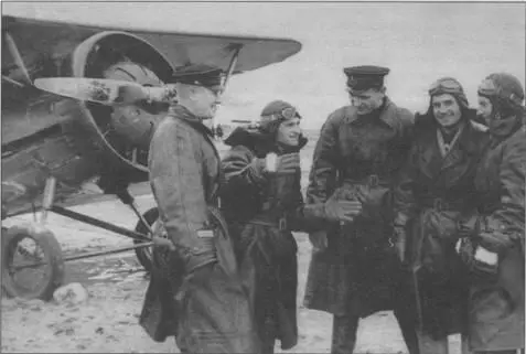 Летчики ВВС Черноморского флота у штурмовика И5 Крым 1942 г И5 Размах - фото 175