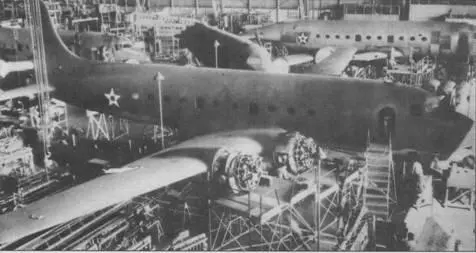 Сборка С54 на заводе в СантаМонике 1942 г Один из десяти скаймастеров - фото 144