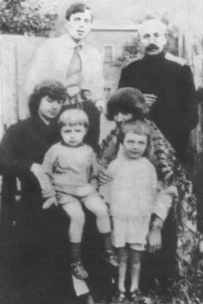 М И Цветаева и С Я Эфрон с дочерью Ариадной А И Цветаева и М А Минц с - фото 27