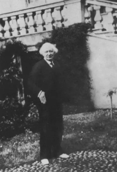 Вяч И Иванов у дома О А Мочаловой 1920 Вяч И Иванов и Л Д - фото 42