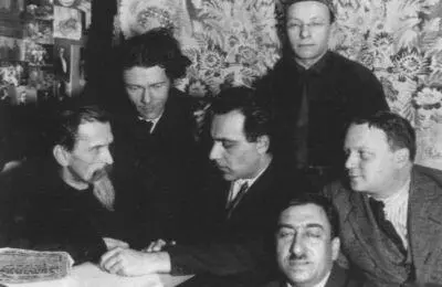 Группа писателей членов СОПО слева направо И С Рукавишников Е Г - фото 48