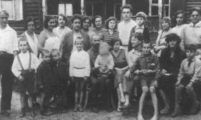 Н Д Вольпин сидит пятая справа среди отдыхающих в Малеевке 1930е гг С - фото 62