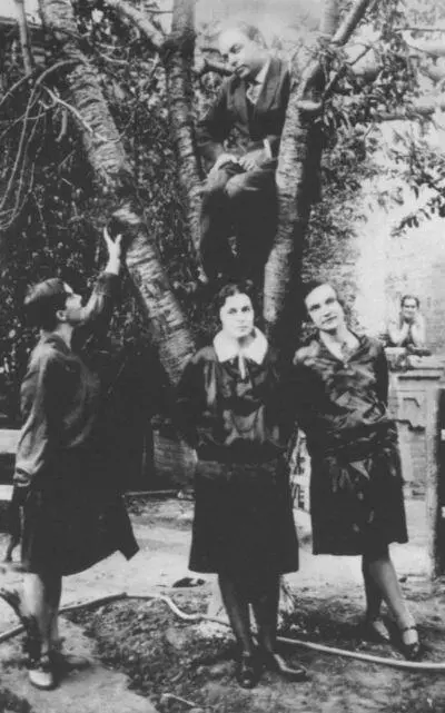 С Ф Буданцев и В В ИльинаБуданцева первая слева 1928 С Ф - фото 63