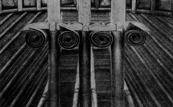 Интерьер самоанского жилища видны три центральных столба и изогнутые стропила - фото 52