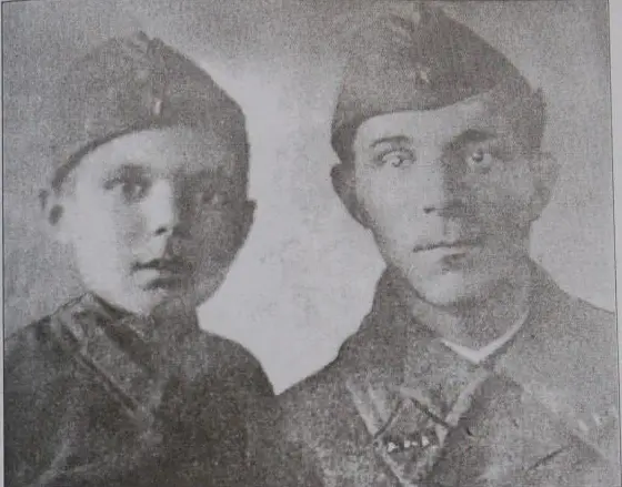 Крохин Иван Дмитриевич комиссар Кореневского партизанского отряда с сыном - фото 58
