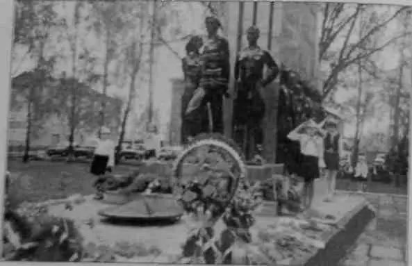 Памятник льговским молодогвардейцам В канун 60летия Победы память - фото 66
