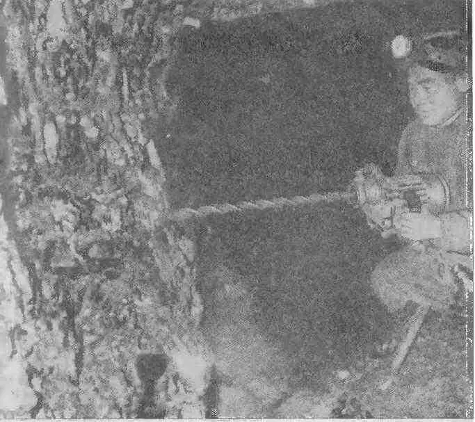 Монгольский шахтер В юрте налайхайского шахтера 4 В долине Орхона Первый - фото 13