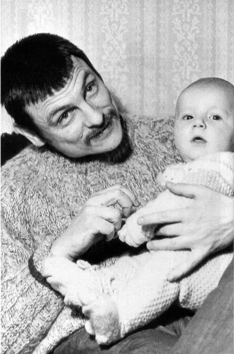 На с 16 Андрей Тарковский с сыном Андрюшей 1970 30 апреля Москва Снова - фото 14