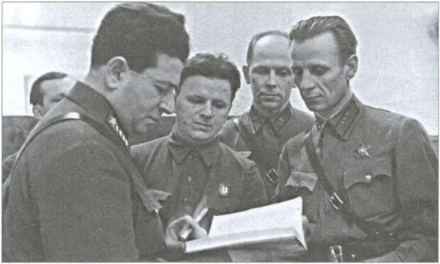 На переднем плане начальник Политуправления РККА Л3 Мехлис его помощник по - фото 27