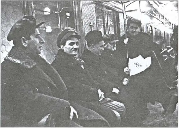 Пуск пробного поезда Московского метрополитена 6 февраля 1935 года Слева - фото 29
