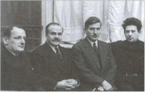 1937 год уже наступил но они пока еще вместе Слева направо В И Межлаук - фото 31