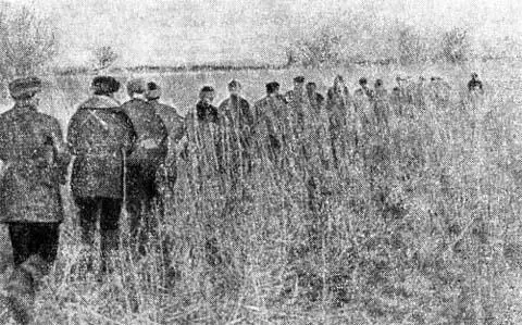 На боевую операцию К утру похолодало у берегов поблескивал ледок Через двое - фото 11
