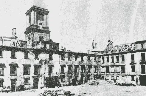 Вид на западное крыло Замка и башню Зыгмунта после пожара 17 сентября 1939 - фото 29
