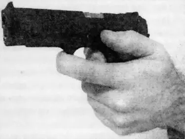 Рис 109 Наложение указательного пальца на спусковую скобу затрудняет контроль - фото 170