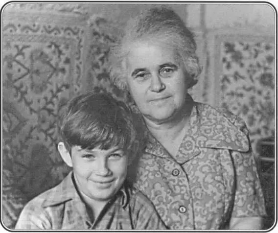 Наталия Михайловна Чегодаева с внуком Мишей 1971 год Андрей Дмитриевич - фото 17