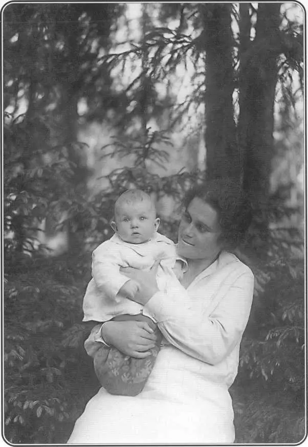 Наталия Михайловна Чегодаева с Машей 1931 год Н Чегодаева и Маша 1933 - фото 9