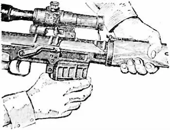 Рис 3Отделение магазина 2 Отделить оптический прицелПриподнять ручку - фото 3