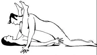 ЛЮБОВНАЯ ПЕТЛЯ Женщина лежит на спине и коленями прижимается к его лингаму - фото 4