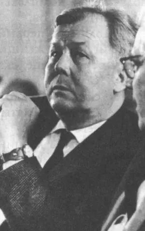 А Твардовский Рука бессильна поднять телефонную трубку одеться и выйти на - фото 35