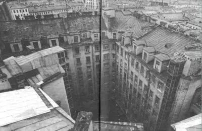 Заходим мы во дворик деревянная терраса крутая лестница на ней зачемто - фото 54