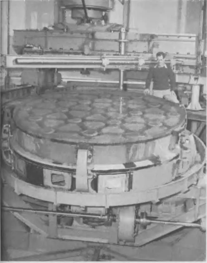 Рис 326 Зеркало 3метрового Ликского рефлектора на шлифовальном станке - фото 62