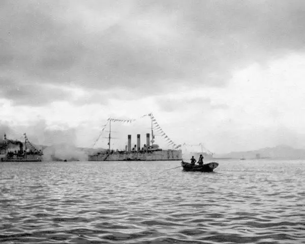Крейсер Аврора знаменитый своим выстрелом в октябре 1917 г на рейде - фото 218