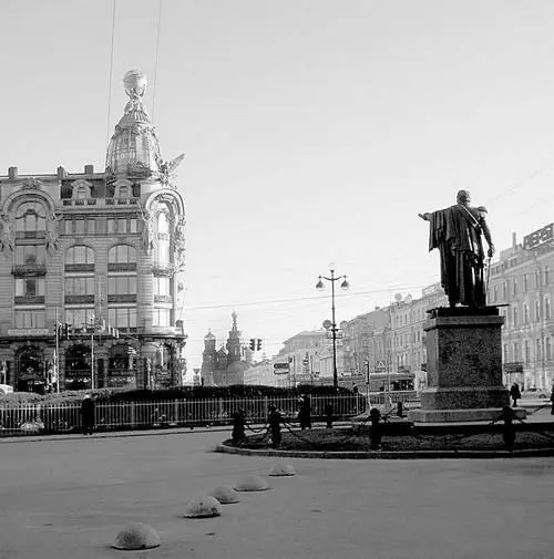 Вид на дом компании Зингер и Спас на Крови от Казанского собора Практически - фото 220