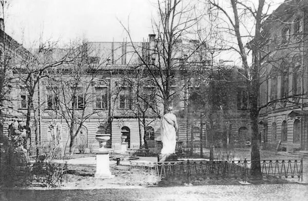 Вид сада во дворе дома на Невском проспекте в 1920е гг На первом плане справа - фото 234