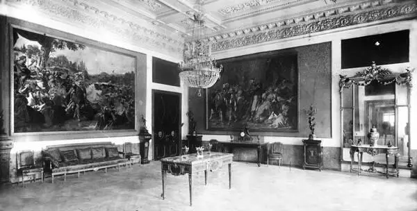 Большая гостиная дома на Невском проспекте 1920е гг В центре стол М - фото 235