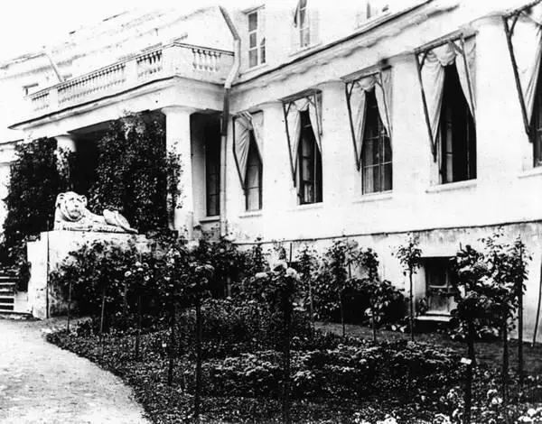 Розовый сад у стен дома Фото из семейного архива Е Голицыной Уже весной 1853 - фото 360