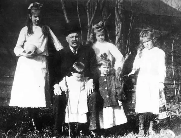 Князь ПП Голицын со своими детьми Аглаидой Марией Екатериной Сергеем и - фото 363