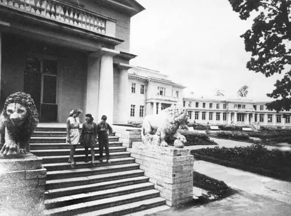 Марьинский дом с клумбами на парадном дворе Таким он был в 1960е гг - фото 387
