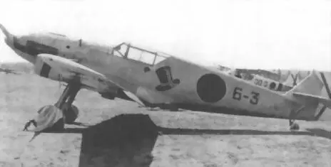 Bf109V5 в Испании Оберлейтенант Ханнес Траутлофт в центре около Bf109V3 - фото 35