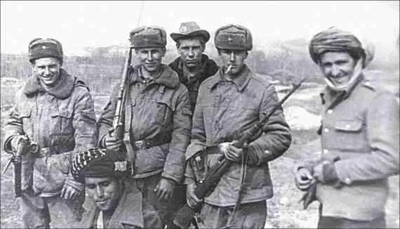 Учтя горький опыт разведчиков Вишневский решил действовать иначе Ночью два - фото 52