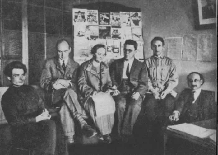 Серапионовы братья Стоят Н Никитин Е Полонская Н Тихонов Сидят В - фото 10