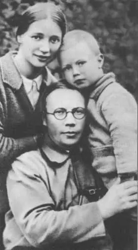 Николай Заболоцкий с женой и сыном Виктор Шкловский 1930е годы Даниил - фото 12