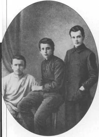 Евгений Шварц с друзьями юности Юрием Соколовым слева и Евгением Фреем - фото 5