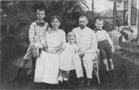 Семья Рутгерс Медан 1914 г Семья Рутгерс Амерсфорт 1920 г Приезд перво - фото 16