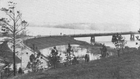 Мост через реку Томь построенный в 1951 году на месте парома Том Ман слева - фото 30