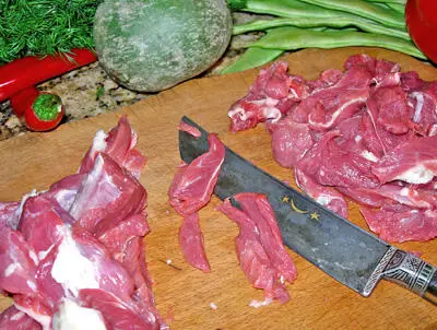 Кусочки мяса укладываем в подходящую миску добавляем свежемолотого черного - фото 248