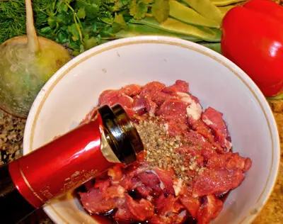 Пока же можно заняться нарезкой овощей Лук нарезаем крупными кусками вдоль - фото 249