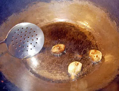 Обжаренный чеснок удаляем и кладем мясо которое у нас мариновалось вместе с - фото 258