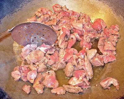 Помешивая тушим мясо в маринаде при температуре выше умеренной поскольку нам - фото 259