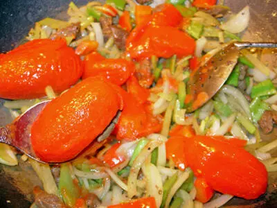 Пусть помидоры при периодическом помешивании дадут сок в котором мясо и овощи - фото 262
