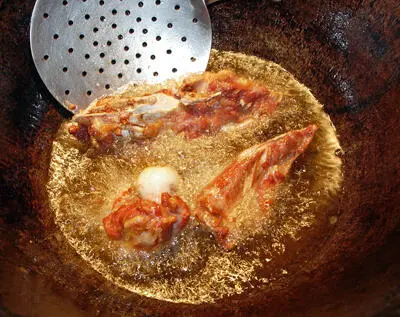 Теперь очередь за мясом Перемешиваем его с обжаренными косточками и жарим - фото 179