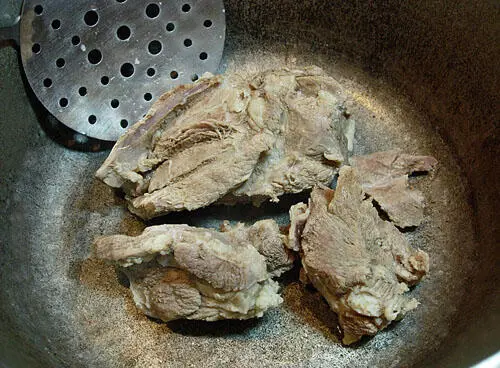 Мясо засыпем ровным слоем лука а лук слоем моркови На выровненный слой - фото 137