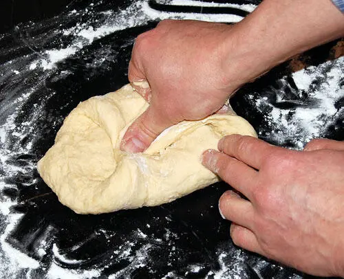 И вот так собирая тесто в шар и расплющивая шар кулаками И вновь повторяя - фото 215