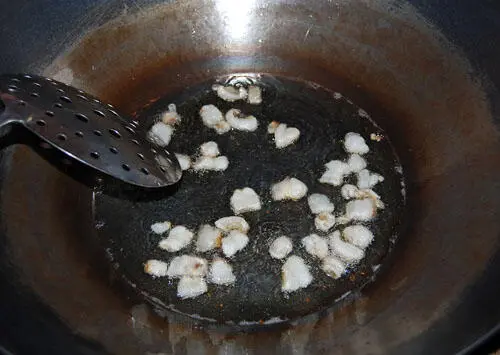 Удалив шкварки начинайте обжаривать большие куски мяса и упомянутую мною - фото 225