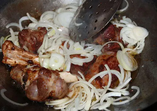 На обжаренные мясо и лук положите смешанные с чесноком и измельченные помидоры - фото 227