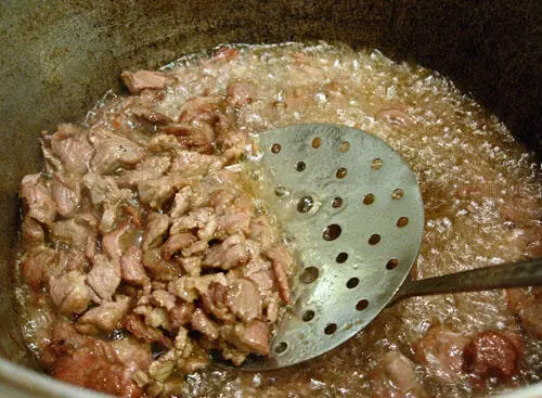 Обжариваем мясо слегка до легкой румяной корочки и с помощью шумовки - фото 105